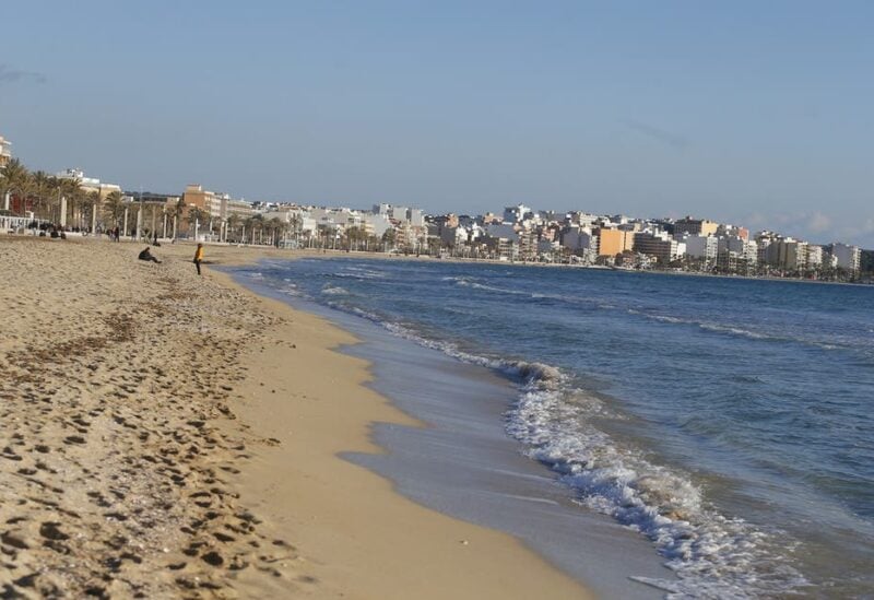 A view shows El Arenal beach in Palma de Mallorca following Berlin's lifted quarantine requirement for travelers returning from the Balearic Islands, amid the coronavirus disease (COVID-19) pandemic, Spain March 21, 2021. (File Photo: Reuters)