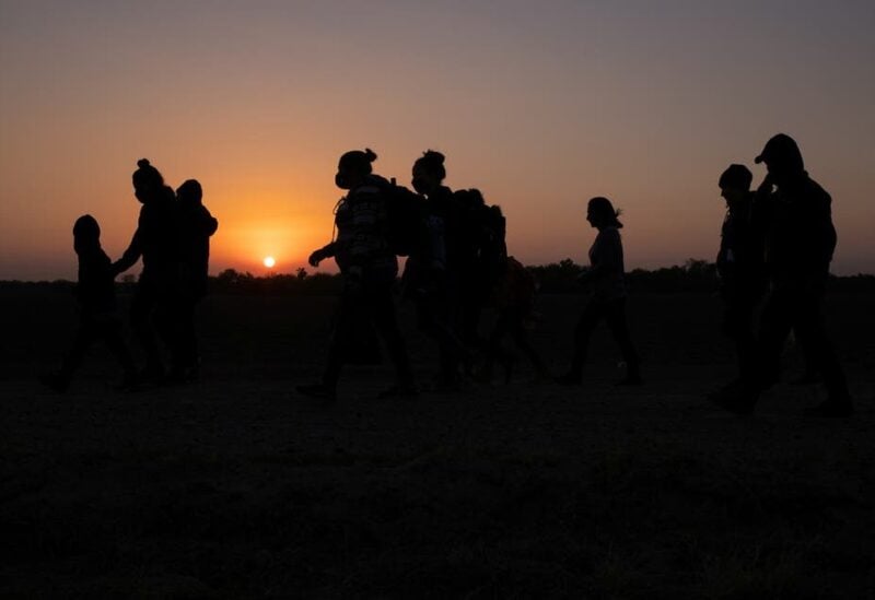 The sun rises as asylum-seeking migrants' families from Honduras and El Salvador walk towards the border wall after crossing the Rio Grande river into the United States from Mexico on a raft, in Penitas, Texas, US, March 26, 2021. (File photo: Reuters)