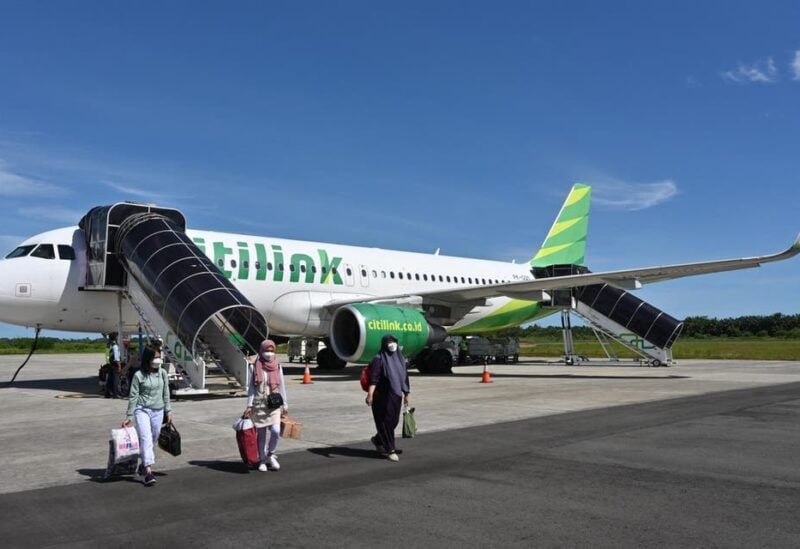 Passengers walk away from an Airbus A320-200 plane that belongs to Citilink airline upon arriving at the Fatmawati Soekarno airport in Bengkulu on April 25, 2021. (File photo: AFP)