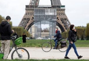 People pass by the Eiffel Tower before the national lockdown introduced as part of the new COVID-19 measures to fight a second wave of the coronavirus disease, in Paris, France, October 29, 2020. (File photo: Reuters)