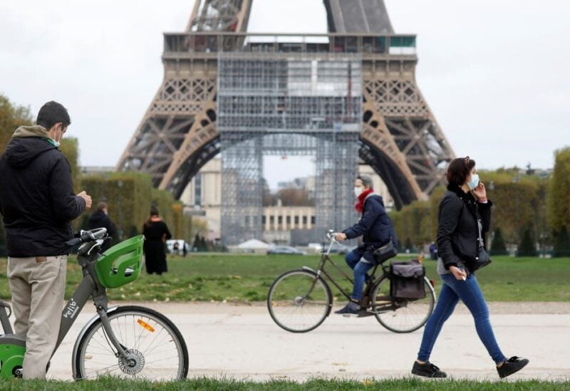 People pass by the Eiffel Tower before the national lockdown introduced as part of the new COVID-19 measures to fight a second wave of the coronavirus disease, in Paris, France, October 29, 2020. (File photo: Reuters)