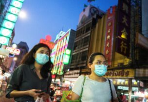 People wearing face masks shop for street food in Chinatown amid the spread of the coronavirus disease (COVID-19) in Bangkok, Thailand, January 6, 2021. (File photo: Reuters)