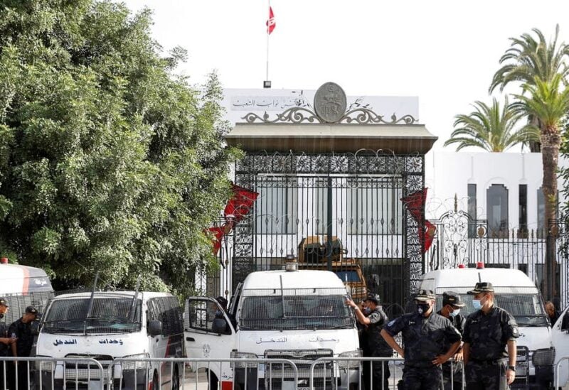 Police officers stand guard outside the parliament building in Tunis, Tunisia, July 27, 2021. (File photo: Reuters)