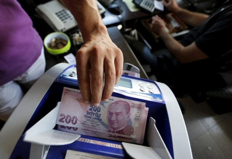 A money changer uses a machine to count Turkish liras in the border city of Hatay, Turkey in this September 17, 2013 file photo. (File photo: Reuters)