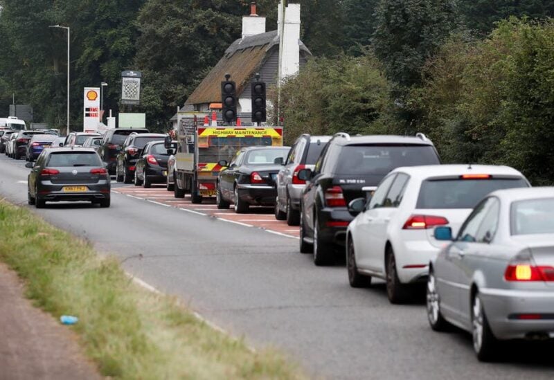 Vehicles queue to refill outside a Shell fuel station in Redbourn, Britain, September 25, 2021. (Reuters/Peter Cziborra)
