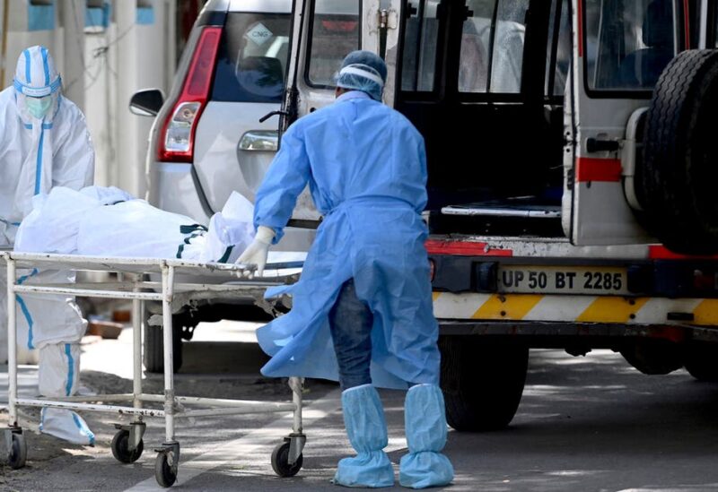 Hospital staff take out a body from an ambulance at a mortuary in New Delhi on May 24, 2021. (File photo: AFP)