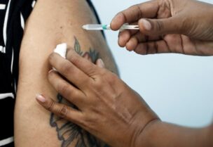 A healthcare worker receives an AstraZeneca's COVISHIELD vaccine, during the coronavirus disease (COVID-19) vaccination campaign, at a medical centre in Mumbai, India, January 16, 2021. (File photo: Reuters)