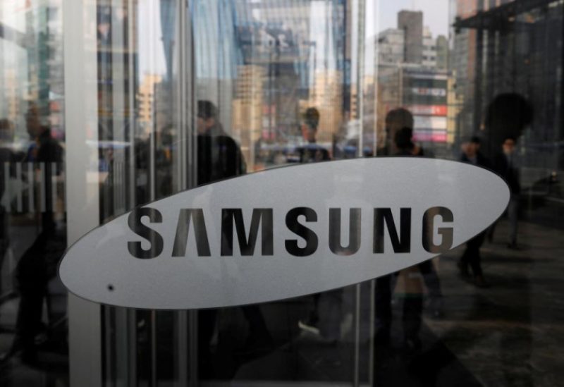 FILE PHOTO: The logo of Samsung Electronics is seen at its office building in Seoul, South Korea, March 23, 2018. REUTERS/Kim Hong-Ji/File Photo