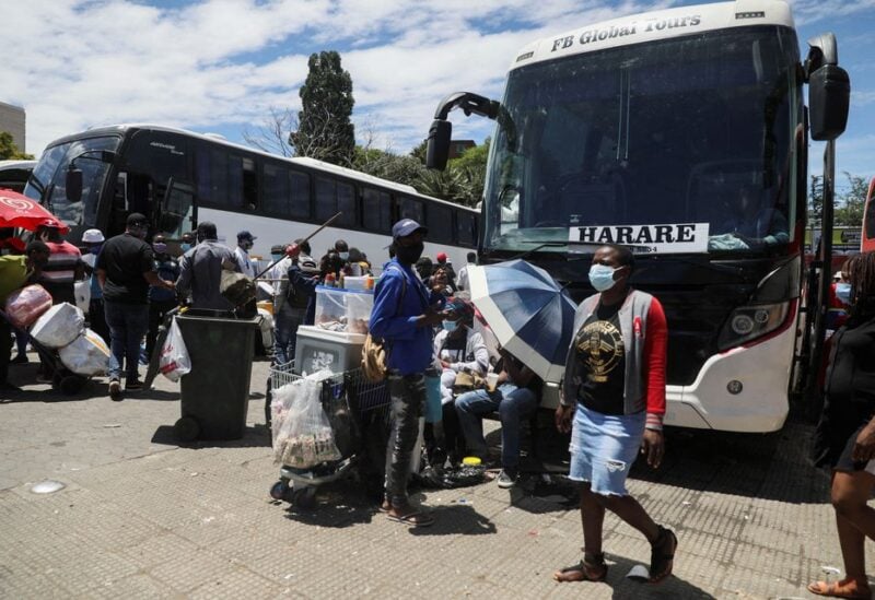 Passengers board buses traveling to Zimbabwe, amid the spread of the SARS-CoV-2 Omicron variant in Johannesburg, South Africa, December 14, 2021. REUTERS/Sumaya Hisham