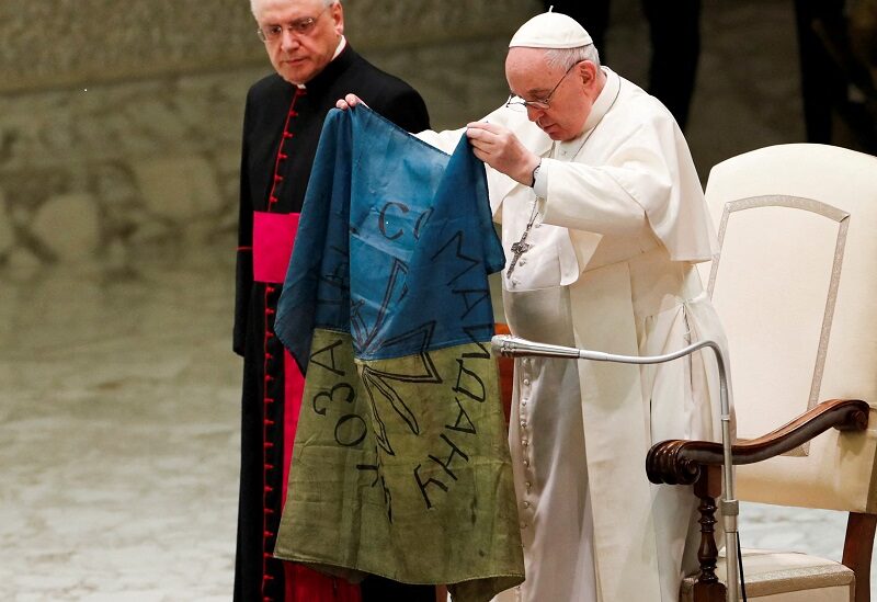 Pope Francis holding the Ukranian flag Reuters