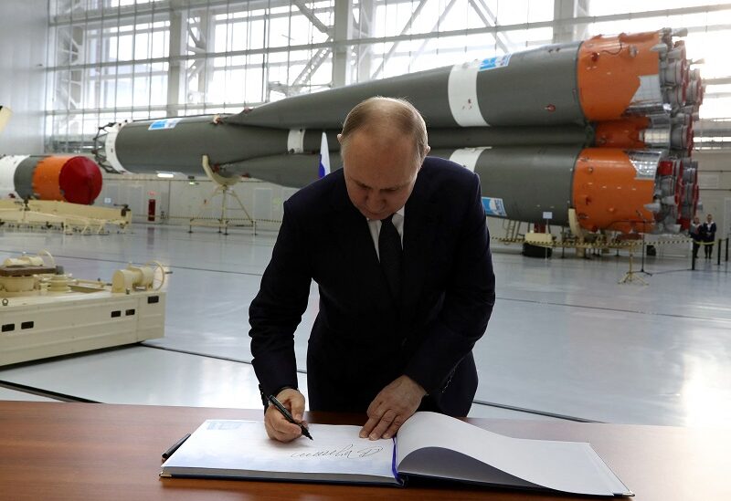 Russian President Vladimir Putin signs distinguished visitors' book in an assembly and test facility at the Vostochny Cosmodrome in Amur Region, Russia April 12, 2022. Sputnik/Mikhail Klimentyev/Kremlin via REUTERS ATTENTION EDITORS - THIS IMAGE WAS PROVIDED BY A THIRD PARTY.