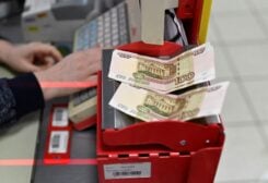 Russian 100-rouble banknotes are placed on a cashier's desk at a supermarket in the Siberian town of Tara in the Omsk region, Russia, December 14, 2021. Picture taken December 14, 2021. REUTERS/Alexey Malgavko/File Photo