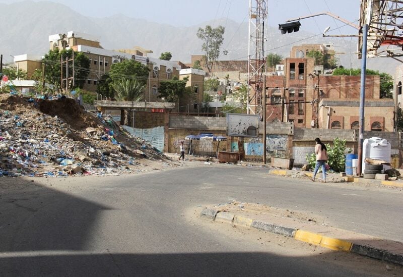 People walk on an empty street in the city of Taiz, Yemen May 15, 2022. Picture taken May 15, 2022. REUTERS/Anees Mahyoub