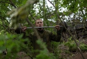 A service member of the Ukrainian armed forces exercises at an artillery position near Donetsk, in the Donetsk region, Ukraine, May 22, 2022. REUTERS/Carlos Barria
