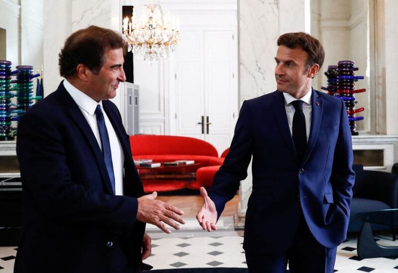 French President Emmanuel Macron shakes hands with Christian Jacob, head of the French conservative party Les Republicains (LR), after their meeting at the Elysee Palace in Paris, France, June 21, 2022. Mohammed Badra/Pool via REUTERS