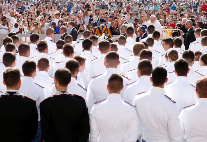 Pope Francis greets people as he arrives for the weekly general audience at the Vatican June 22, 2022. REUTERS/Remo Casilli