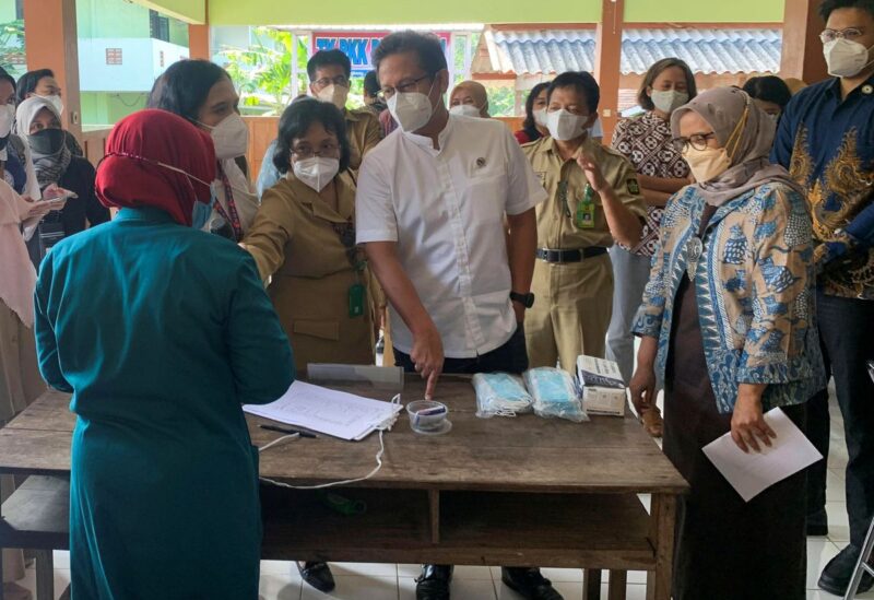 Indonesia's Health Minister Budi Gunadi Sadikin talks to a health official during a tuberculosis screening on the sidelines of the G20 "Health Working Group" event in Yogyakarta, Indonesia, March 29, 2022. REUTERS/Stanley Widianto