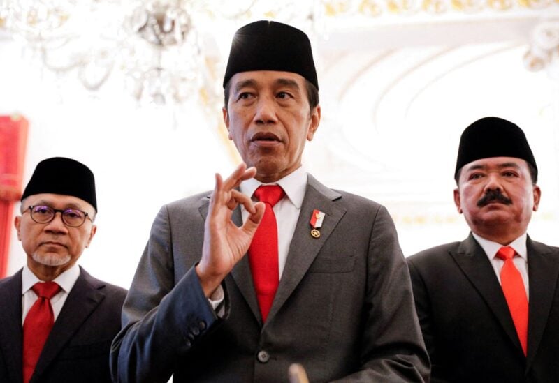 Indonesian President Joko Widodo speaks to the media, as newly inaugurated Trade Minister Zulkifli Hasan and Minister of Agrarian Affairs and Spatial Planning Hadi Tjahjanto, who was former Indonesia's military chief, stand besides him at a Presidential Palace in Jakarta, Indonesia, June 15, 2022. REUTERS/Willy Kurniawan