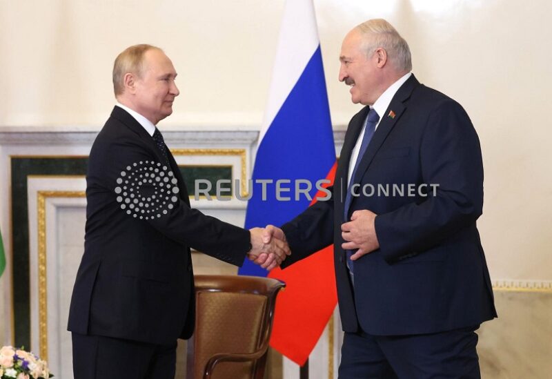 Russian President Vladimir Putin (L) meets with Belarusian President Alexander Lukashenko.