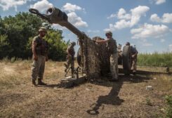 Ukrainian servicemen prepare a D-30 howitzer for fire near a frontline in Mykolaiv region, as Russia's attack on Ukraine continues, Ukraine August 13, 2022. REUTERS/Oleksandr Ratushniak