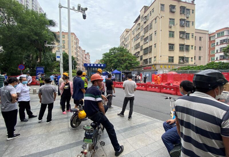 People watch as barricades are set up outside an entrance to Wanxia urban village as part of coronavirus disease (COVID-19) control measures in Shenzhen, Guangdong province, China August 29, 2022. REUTERS/David Kirton