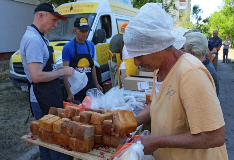 Volunteers distribute food to local residents during Ukraine-Russia conflict in the city of Sievierodonetsk in the Luhansk Region, Ukraine June 30, 2022. REUTERS/Alexander Ermochenko