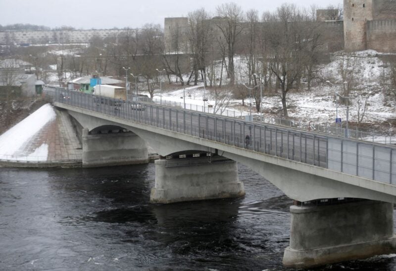 People walk on the bridge over Narva river at the border crossing point with Russia in Narva, Estonia February 16, 2017. Picture taken February 16, 2017. REUTERS/Ints Kalnins/File Photo