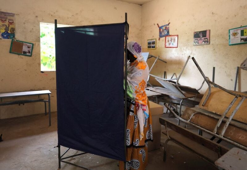 A woman casts her ballot during the parliamentary election, at a polling station in Pikine, on the outskirts of Dakar, Senegal, July 31, 2022 REUTERS/Zohra Bensemra