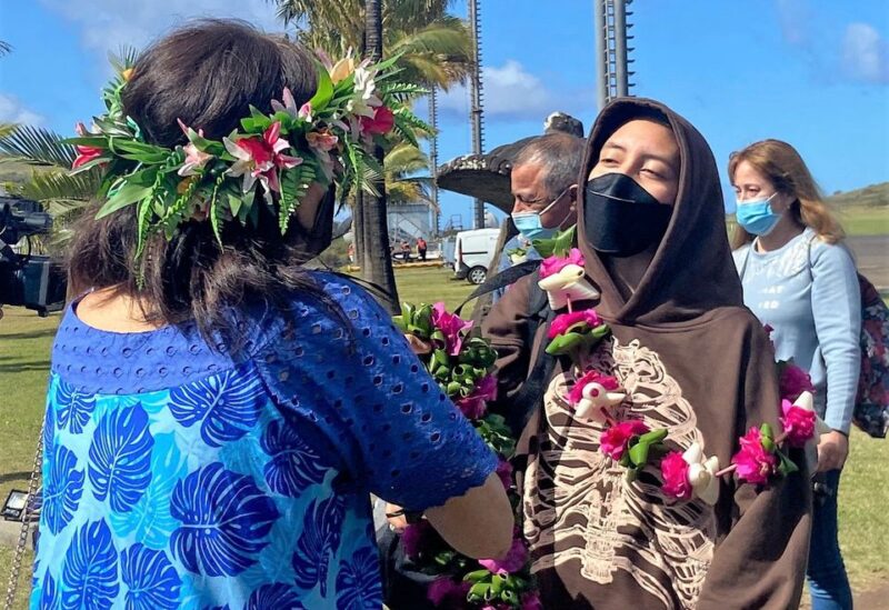 A local resident welcomes a tourist to Easter Island, as the first flight arrives, after closing its borders for more than two years due to the coronavirus disease (COVID-19) pandemic in Rapa Nui, Easter Island, Chile, in this undated handout picture released on August 4, 2022. Rapa Nui Municipality/Handout via REUTERS
