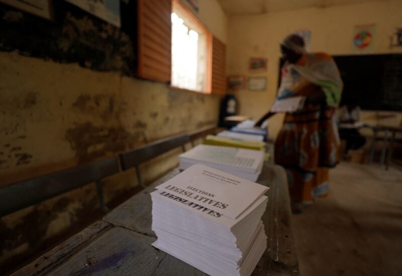 A woman prepares to cast her ballot during the parliamentary election at a polling station in Pikine, on the outskirts of Dakar, Senegal, July 31, 2022. REUTERS/Zohra Bensemra