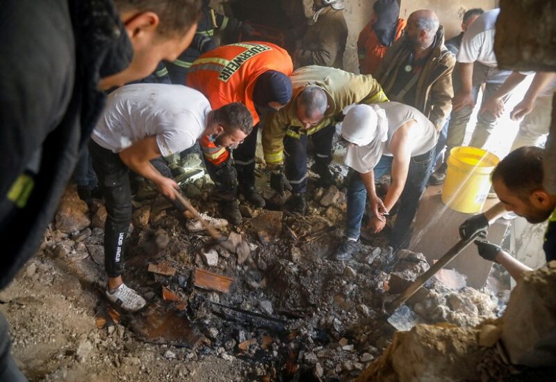 Palestinians search for victims at a building damaged during clashes between Palestinian militants and Israeli forces in a raid, in Nablus in the Israeli-occupied West Bank August 9, 2022. REUTERS/Raneen Sawafta