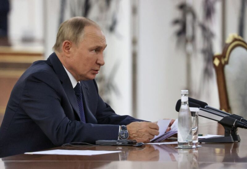 Russian President Vladimir Putin talks to Chinese President Xi Jinping during a meeting on the sidelines of the Shanghai Cooperation Organization (SCO) summit in Samarkand, Uzbekistan September 15, 2022. Sputnik/Alexandr Demyanchuk/Pool via REUTERS