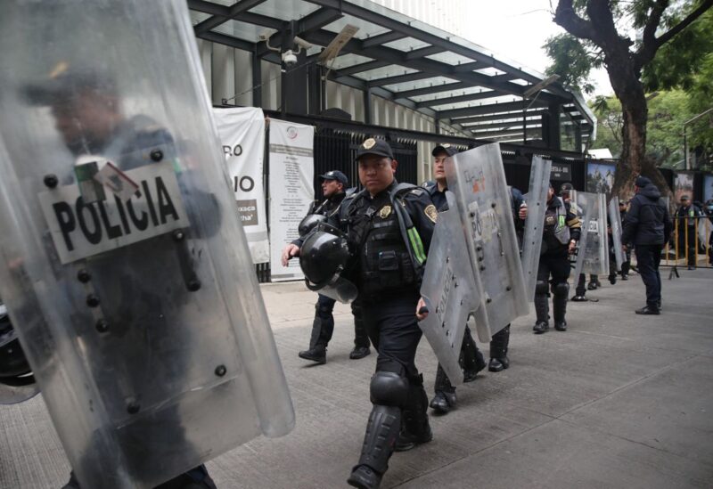 Police officers stand guard outside at Mexico's Senate building as senators attend a session at Mexico's senate to discusses an initiative by President Andres Manuel Lopez Obrador to give the Army control over the civilian-led National Guard, in Mexico City, Mexico September 8, 2022. REUTERS/Henry Romero