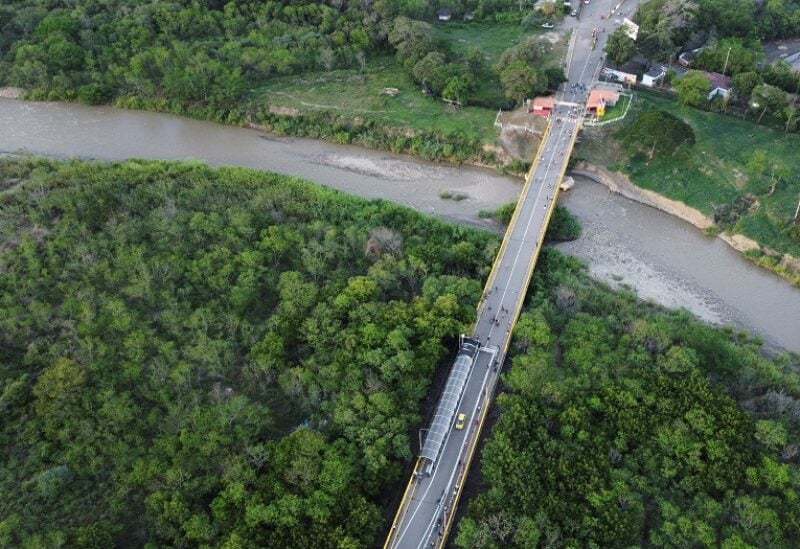 An aerial view shows Venezuelans walking over the Francisco de Paula Santander International Bridge, in Cucuta, Colombia September 26, 2022. REUTERS/Leonardo Fernandez Viloria