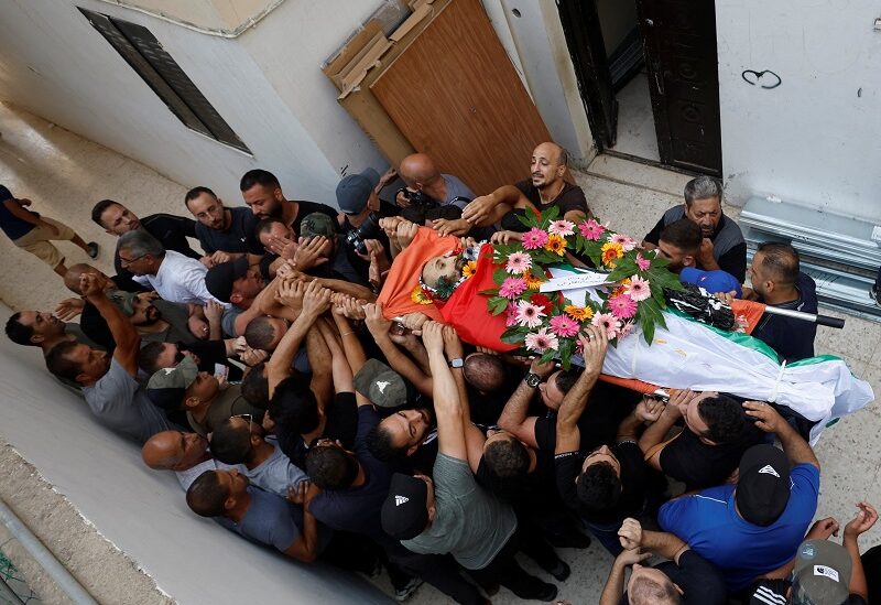 SENSITIVE MATERIAL. THIS IMAGE MAY OFFEND OR DISTURB People react as they carry the body of Palestinian Yazan Afanah, who was killed during an Israeli raid in Qalandiya, in the Israeli-occupied West Bank September 1, 2022. REUTERS/Mohamad Torokman