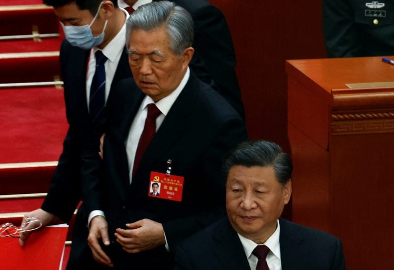 Former Chinese president Hu Jintao leaves his seat next to Chinese President Xi Jinping during the closing ceremony of the 20th National Congress of the Communist Party of China, at the Great Hall of the People in Beijing, China October 22, 2022. REUTERS/Tingshu Wang