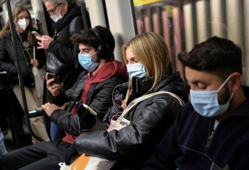 Commuters travel on an underground subway train, amid the outbreak of the coronavirus disease (COVID-19) and after Omicron has become the dominant coronavirus variant in Europe, in Barcelona, Spain January 12, 2022. REUTERS/Nacho Doce/File Photo