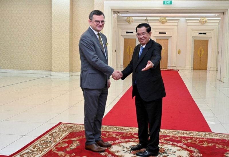 Cambodian Prime Minister Hun Sen welcomes Ukrainian Foreign Minister Dmytro Kuleba ahead of the ASEAN Summit at the Peace Palace in Phnom Penh, Cambodia November 9, 2022. Cambodia's Government Cabinet via REUTERS/Handout via REUTERS