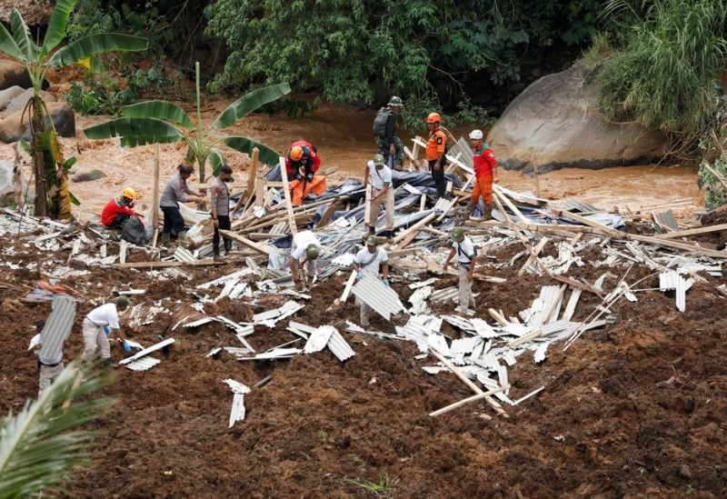 Indonesia rescue members evacuate people from the site of a landslide caused by the earthquake in Cugenang, Cianjur, West Java province, Indonesia, November 22, 2022. REUTERS/Ajeng Dinar Ulfiana