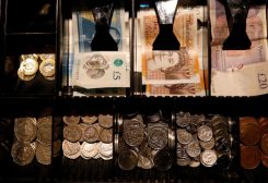 Pound Sterling notes and change are seen inside a cash resgister in a coffee shop in Manchester, Britain, Septem,ber 21, 2018. REUTERS/Phil Noble