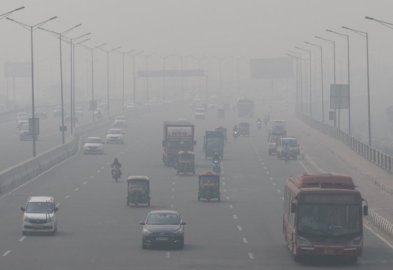 Traffic moves along a highway shrouded in heavy smog in New Delhi, India, November 3, 2022. REUTERS/Adnan Abidi