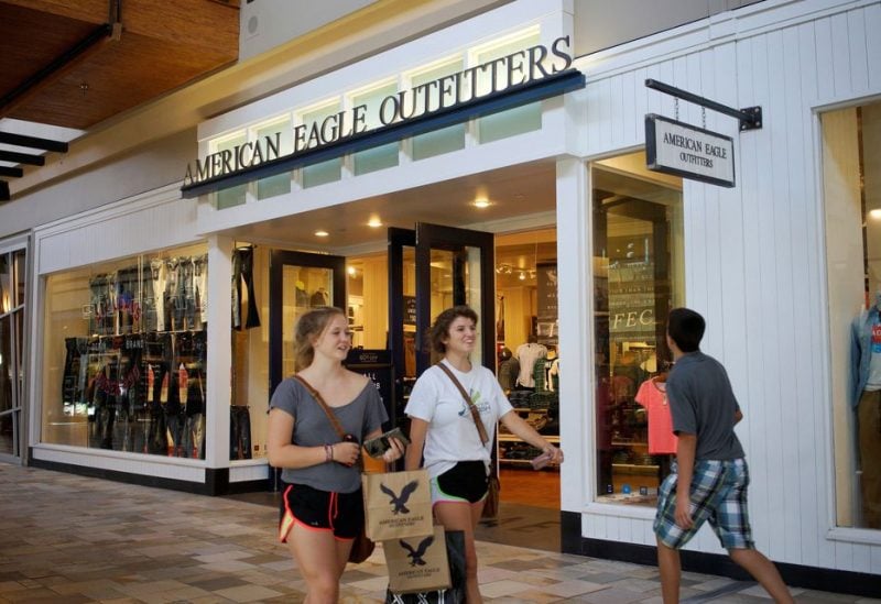 Shoppers leave the American Eagle Outfitters store in Broomfield, Colorado August 20, 2014. REUTERS