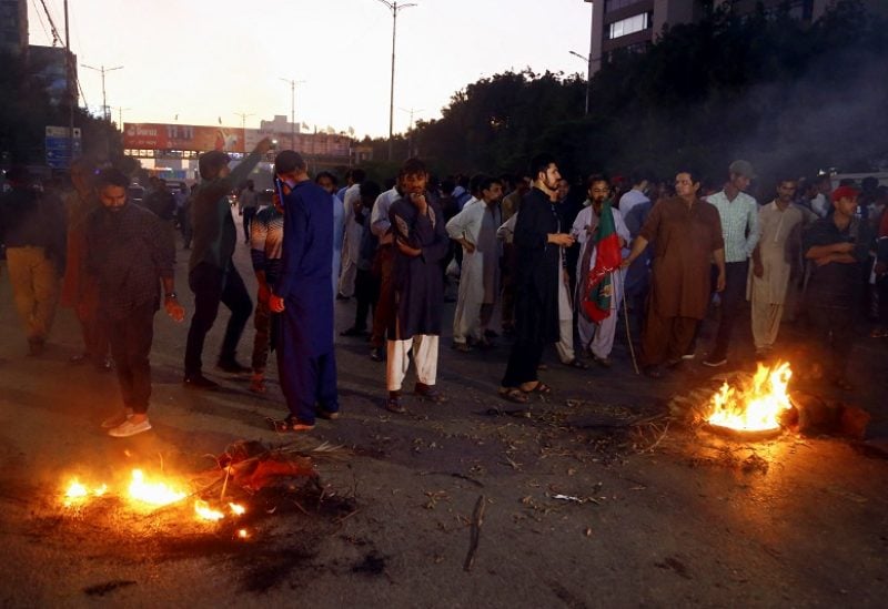 Supporters of Pakistan former Prime Minister Imran Khan, block a road following the shooting incident on his long march in Wazirabad, during a protest in Karachi, Pakistan November 3, 2022. REUTERS/Imran Ali NO RESALE. NO ARCHIVE.