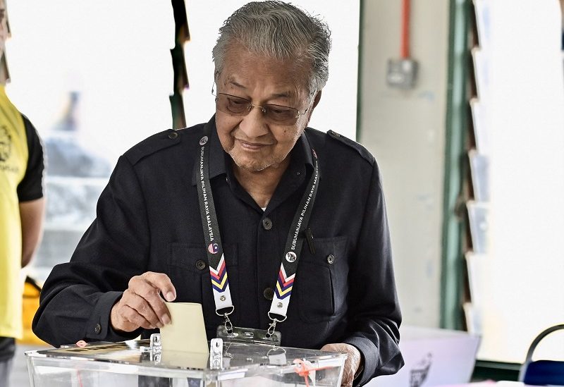 Former Malaysia Prime Minister and Gerakan Tanah Air chairman Mahathir Mohamad casts his vote for the country's general election in Alor Setar, Kedah, Malaysia, November 19, 2022. Malaysian Department of Information/Hafiz Itam/Handout via REUTERS ATTENTION EDITORS - THIS IMAGE HAS BEEN SUPPLIED BY A THIRD PARTY. MANDATORY CREDIT