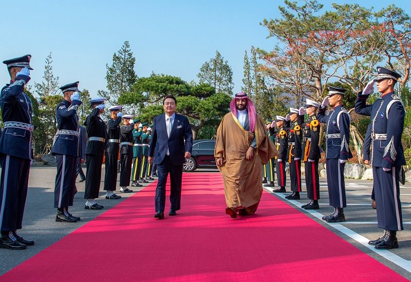 Crown Prince of Saudi Arabia, Mohammed bin Salman walks with South Korea's President Yoon Suk-yeol during a welcome ceremony in Seoul, South Korea, November 17, 2022. Bandar Algaloud/Courtesy of Saudi Royal Court/Handout via REUTERS ATTENTION EDITORS - THIS PICTURE WAS PROVIDED BY A THIRD PARTY