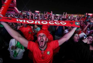 Morocco's supporters celebrate after their team won the Qatar 2022 World Cup round 16 football match between Morocco and Spain, at the FIFA fan zone in Doha, on December 6, 2022. (Photo by MAHMUD HAMS / AFP) MAHMUD HAMS / AFP