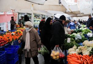 People shop at an open market in Istanbul, Turkey, December 5, 2022. REUTERS/Dilara Senkaya