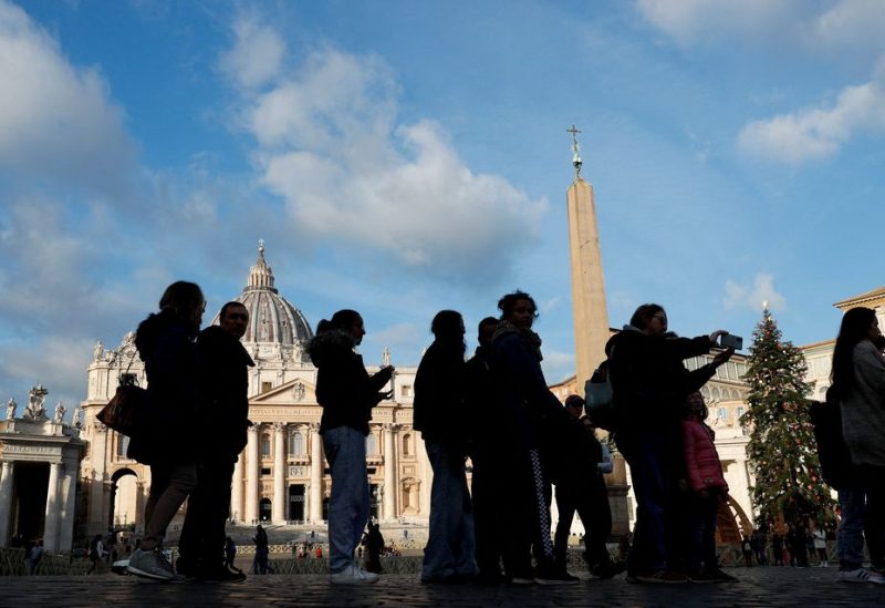 People queue to enter St. Peter's Basilica, the day after the announcement of the worsening condition of former Pope Benedict's health, at the Vatican, December 29, 2022. REUTERS/Remo Casilli/File Photo
