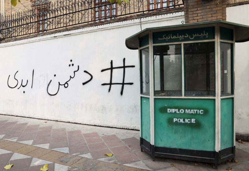 An anti-British graffiti is seen on the wall of the British Embassy in Tehran, Iran December 10, 2022. Majid Asgaripour/WANA (West Asia News Agency) via REUTERS ATTENTION EDITORS - THIS IMAGE HAS BEEN SUPPLIED BY A THIRD PARTY.