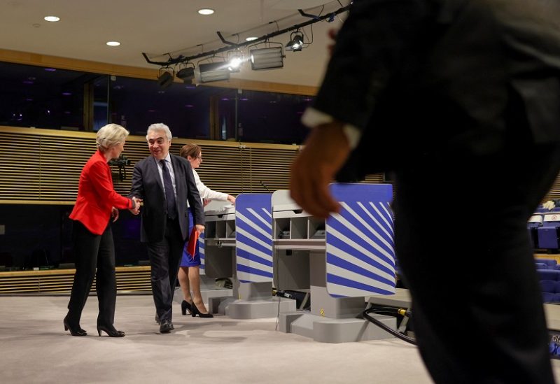 European Commission President Ursula von der Leyen and Fatih Birol, Executive Director of the International Energy Agency, shake hands after a news conference in Brussels, Belgium, December 12, 2022. REUTERS/Johanna Geron